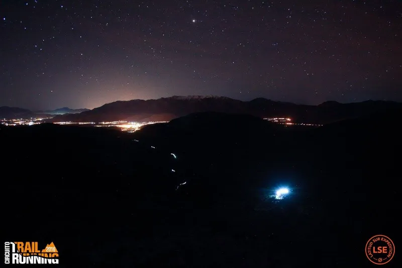 Noche fresca, ideal para la carrera, los frontales van dejando la ciudad bajo este tremendo cielo.