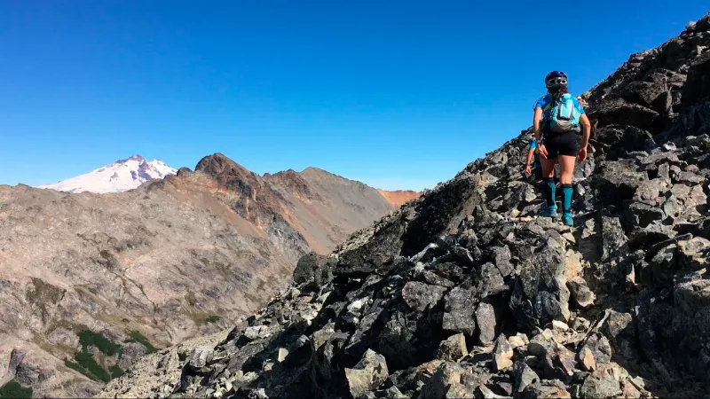 Llegando al Filo del Navidad, Sonia Boretsky de un lado, el Cerro Tronador del otro. Foto: Mauri Pagliacci | Trail Running Argentina