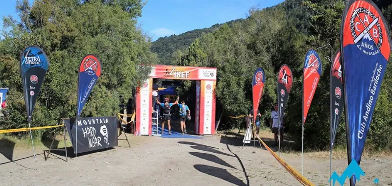 La llegada, de la manito, si señor. Foto: Rodrigo Puchi | Trail Austral