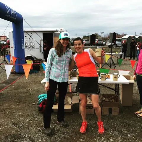 >Moehl (Izq) felicitando a Greenwood (Der) tras su triunfo. Foto: Perfil personal de Ellie Greenwood.
