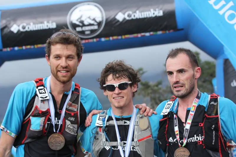 Tras su triunfo en El Cruce 2013, junto a François D'Haene (Izq) e Iker Karrera (Der).