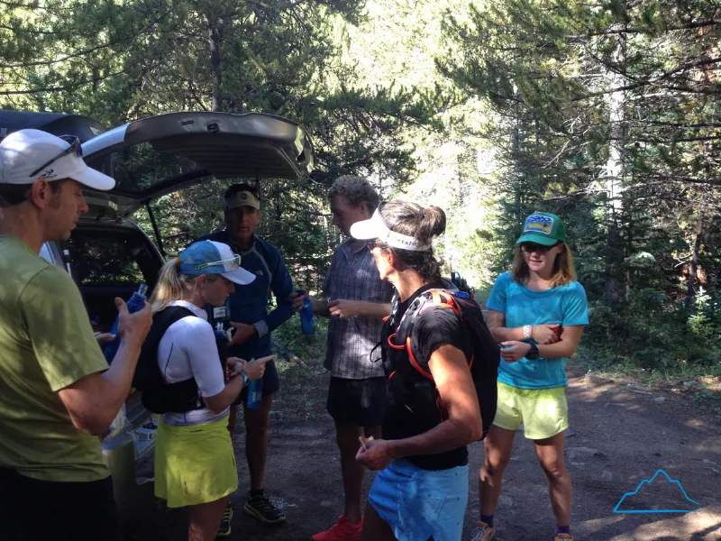 Puesto de abastecimiento, rapido y a seguir. Todos en accion! Foto: Mauri Pagliacci | Trail Running Argentina