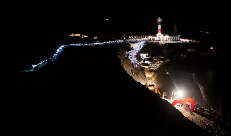 La serpiente de luces en la largada, Faro de Fuencaliente. Foto: Jordi Saragossa - www.saragossa.cat