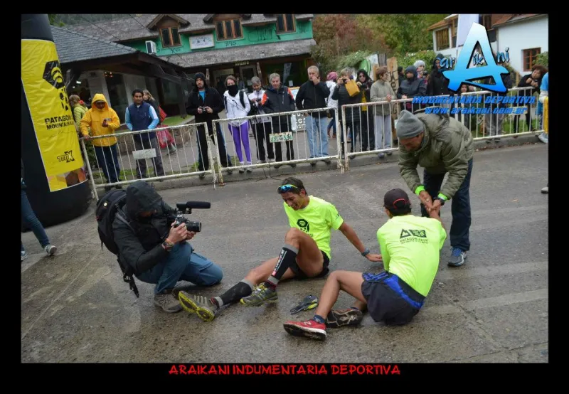 Junto a Sergio Pereyra, segundo clasificado y tras el sprint final. Foto: Araikani