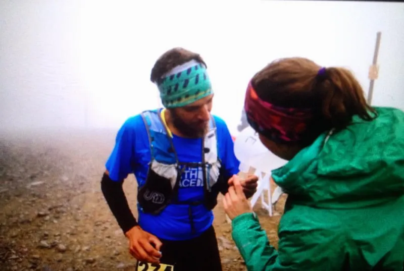 Moises Jimenez, reabasteciendo en los 50k. Foto: Kirsten Kortebein
