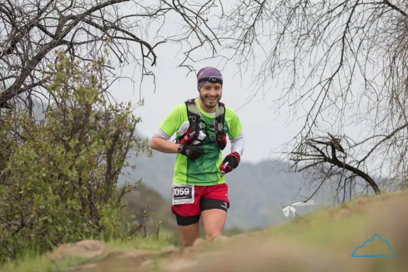 Fede Zamudio estuvo dentro del top 10 la primer mitad de la carrera, y como pueden ver, disfrutandolo mucho. Foto: Rodrigo Lizama | Trail Running Argentina