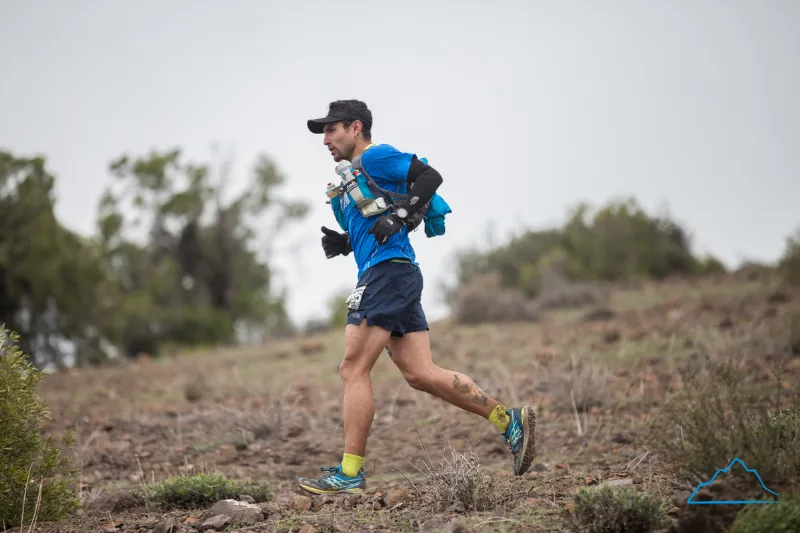 Enzo Ferrari, enfocado, en el Cerro Pochoco. Foto: Rodrigo Lizama | Trail Running Argentina
