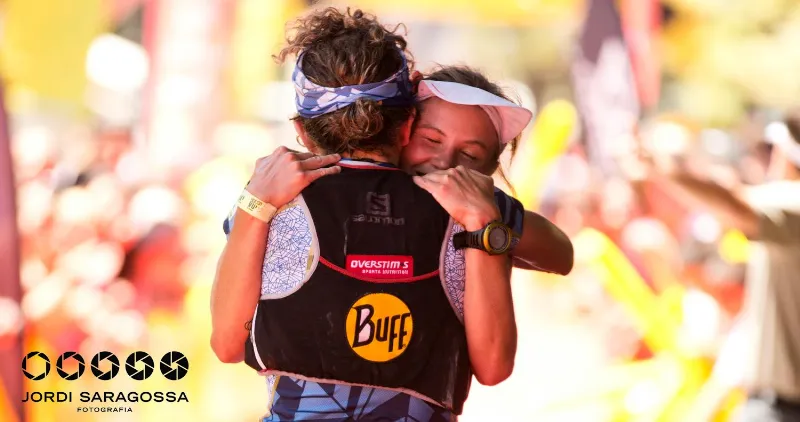 El Eterno abrazo entre Nuria y Emelie. Foto: Jordi Saragossa - www.saragossa.cat