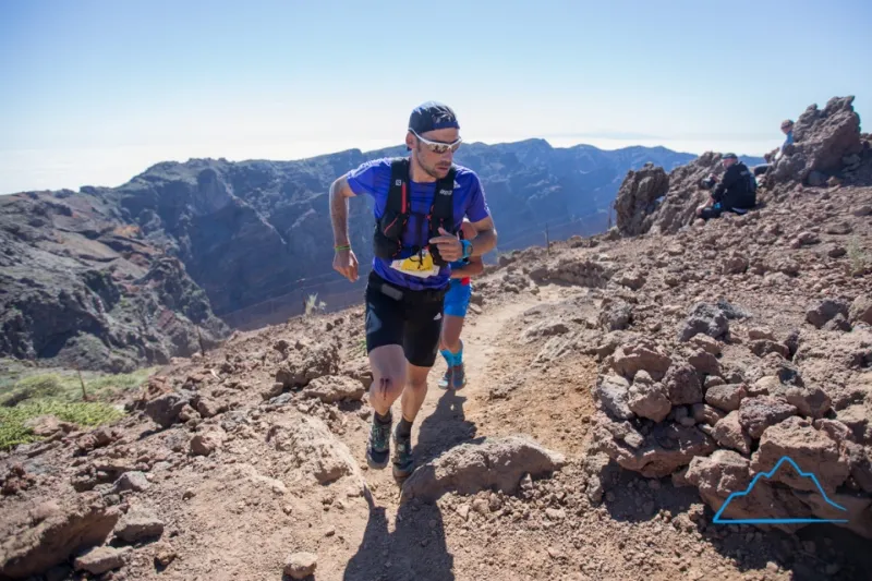 Luis Alberto, sólido, coronando la cumbre. Foto: Rodrigo Lizama | Trail Running Argentina.