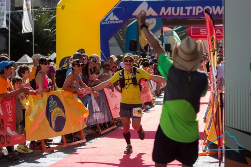 La felicidad de cruzar el arco, Depa recibiendo a otro de los nuestros, Alejandro García. Foto: Rodrigo Lizama | Trail Running Argentina.