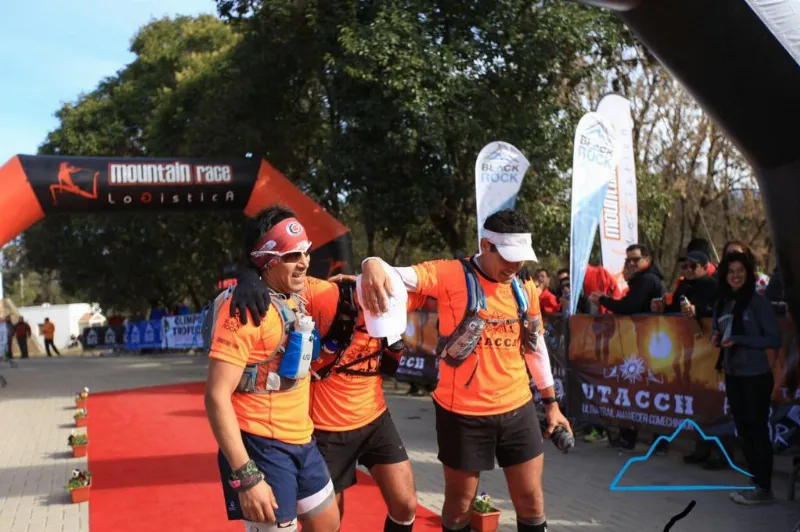 Aquino, Simbron y Reyes tras cruzar la meta. Foto: Rodrigo Lizama | Trail Running Argentina