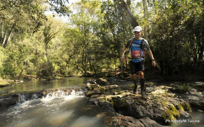 Barro y pies mojados, una constante durante el recorrido en plena selva Misionera - Foto: Marcelo Tucuna