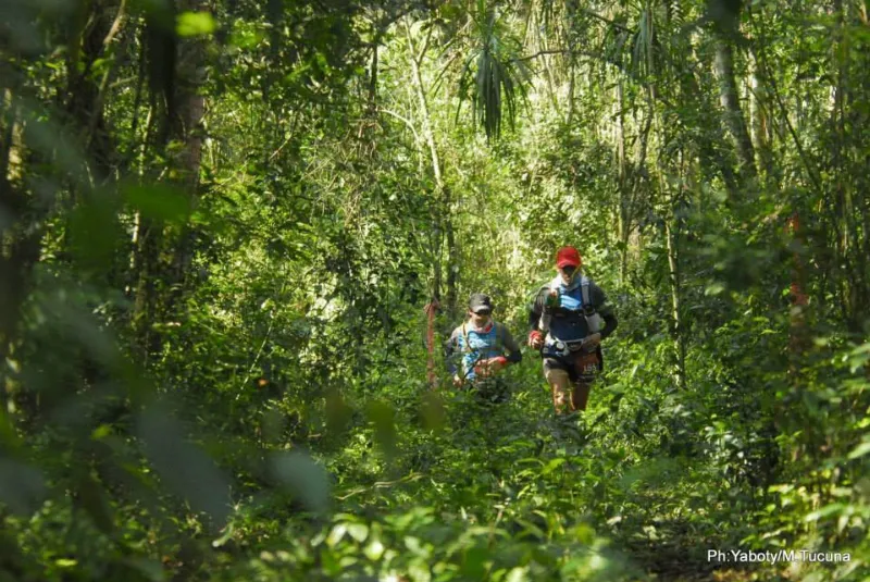 Corredores abriendo paso entre la selva - Foto: Marcelo Tucuna