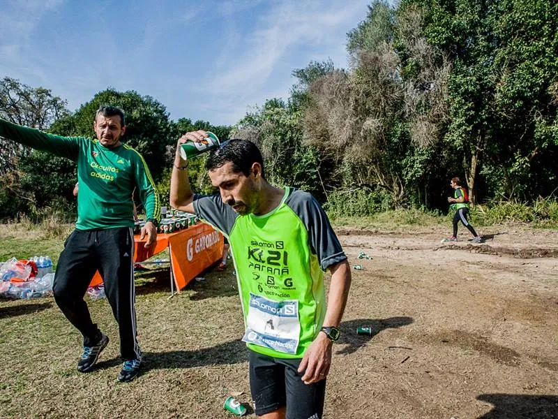 Victor Caballero, ganador, refrescandose. Foto: Federico Cabello.