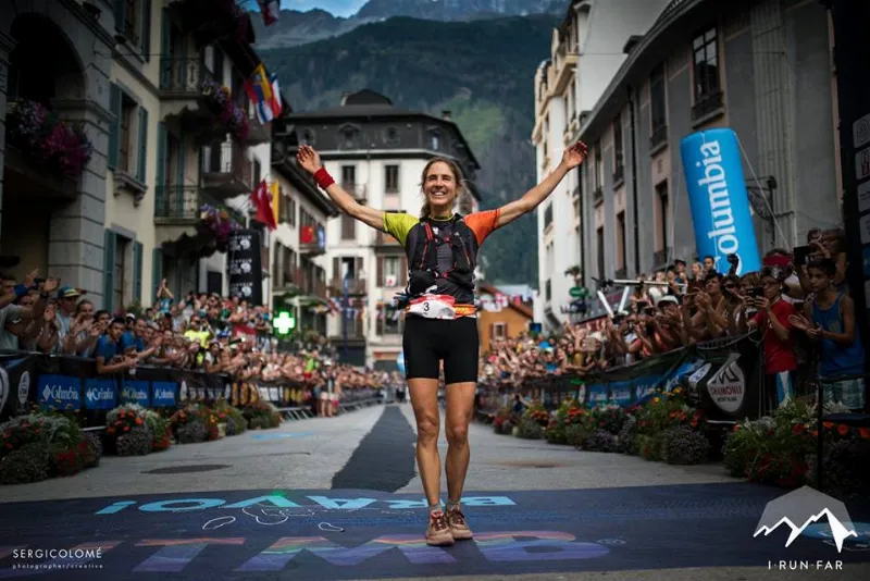 La ganadora Caroline Chaverot cruzando el arco de llegada. Foto: IRunFar/Sergi Colomé